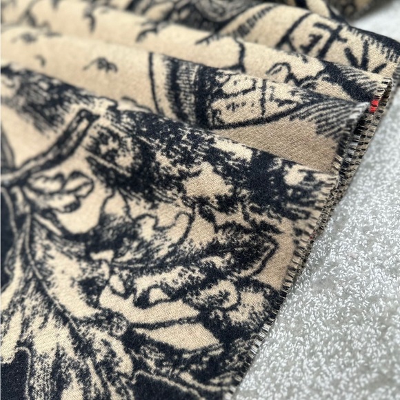 Burberry Tan and Black Men's Scarf - Picture 8 of 9